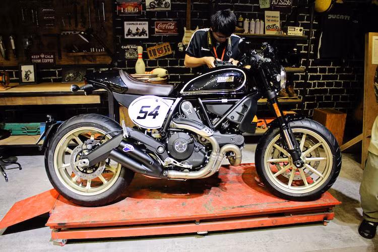 So với phiên bản Desert Sled cũng ra mắt tại VMCS 2017, Cafe Racer có trọng lượng nhẹ hơn, chỉ 188 kg và chiều cao yên 805 mm. Xe được bán với màu đen có tên gọi Black Coffee đúng nghĩa "Cafe đen", với điểm nhấn là một số chi tiết màu vàng. Sự kết hợp đen-vàng gợi nhớ tới những mẫu xe đua với "dàn áo" John Player Specials từng thịnh hành trong thập niên 60-70 - thời điểm trào lưu cafe racer bắt đầu "bùng nổ".