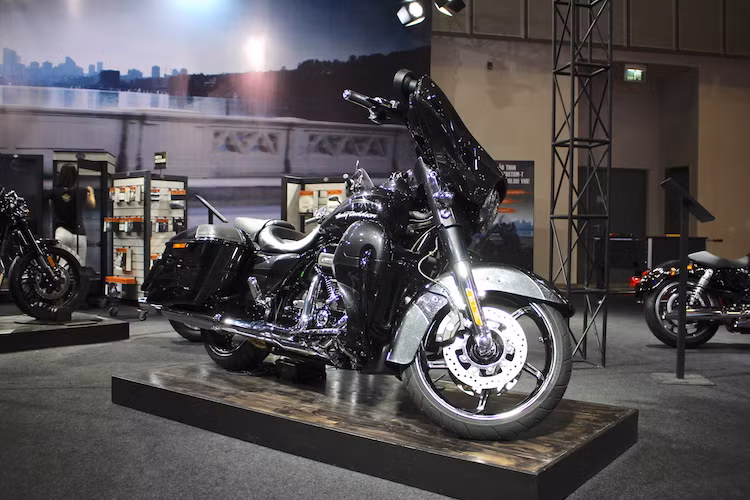 Không chỉ ra mắt chính thức dòng Street Rod thể thao, hãng môtô Mỹ còn đem tới triển lãm xe máy Việt Nam 2017 một mẫu xe mới khác là Harley-Davidson CVO Street Glide 2017. Đây là phiên bản đặc biệt của chiếc Street Rod 2017, vốn đã được ra mắt chính thức tại Việt Nam kể từ đầu năm nay.