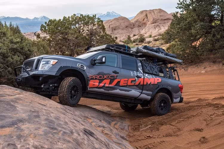 Là một mẫu xe offroad, "dàn chân" của Titan Project Basecamp đã được độ lại nhờ hệ thống treo với khoảng sáng gầm lớn hơn 3 inch so với nguyên bản, đi kèm bộ lốp offroad 35 inch Nitto Ridge Grappler và mâm hợp kim nhôm 17 inch chống xoay lốp. Toàn bộ thân xe đã được dán decal in những họa tiết địa lý và dòng chữ Project Basecamp.