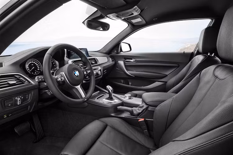 Ở trên bảng điều khiển trung tâm và bảng đồng hồ, BMW đã lựa chọn tông màu đen sâu để hoàn thiện, khiến chiếc xe đem tới cảm giác cao cấp hơn. Những thay đổi nhỏ khác bao gồm khe gió điều hòa và nắp hộp đồ mới, nút chỉnh cửa kính mạ chrome, khay đựng cốc có nắp trượt, viền nội thất mạ chrome. BMW cũng đưa ra 1 tùy chọn bọc da và 2 tùy chọn vải nỉ mới.