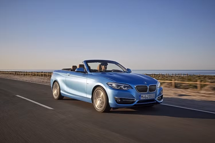 Bản máy xăng M240i cao nhất có động cơ 3.0l TwinPower Turbo 6 xi-lanh thẳng hàng 335 mã lực/500 Nm. Trong khi đó, các phiên bản động cơ diesel 218d, 220d và 225d đều có máy 2 lít TwinPower Turbo 4 xi-lanh với 3 mức công suất 148 mã lực/320 Nm, 187 mã lực/400 Nm và 221 mã lực/450 Nm.