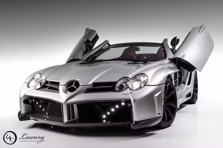 Để có thể đưa SLR lên dây chuyền sản xuất hàng loạt, Mercedes đã quyết định hợp tác với McLaren. Đó là lý do vì sao chiếc xe cuối cùng có tên gọi SLR McLaren. Trong đó, "SLR" là tên gọi lấy cảm hứng từ chiếc xe đua 300 SLR đời 1955, viết từ tiếng Đức "Sport Leicht Rennsport", nghĩa là xe đua thể thao siêu nhẹ.