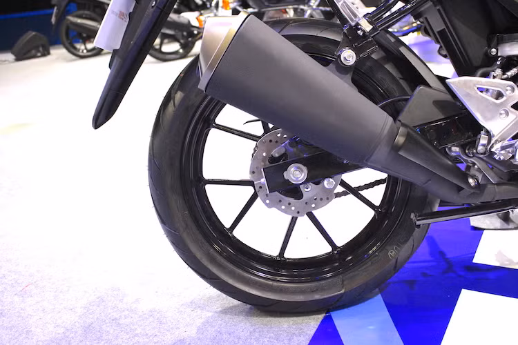 Ở phía sau, GSX-S150 có lốp lớn 130/70/17. Cả 2 lốp đều được cung cấp bởi hãng IRC. Hệ thống xả của xe có pô kích thước khá lớn và được tiêu âm triệt để.