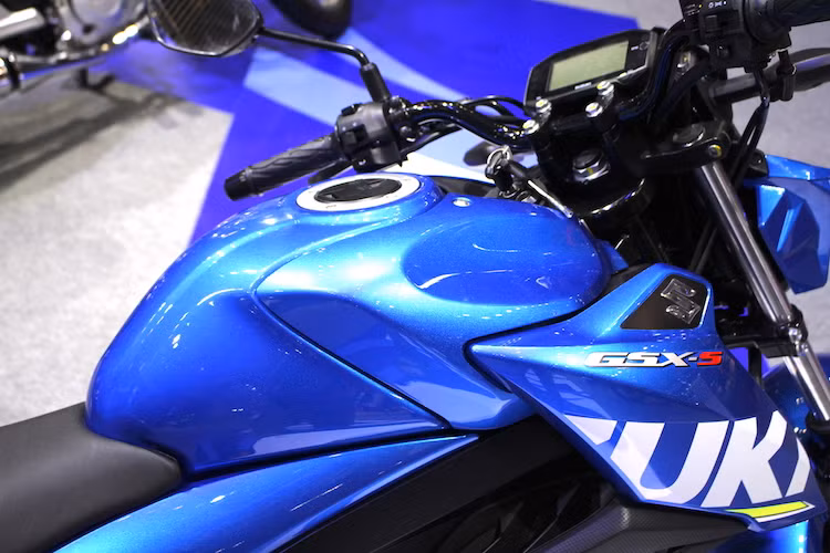 Là một mẫu môtô naked-bike cỡ nhỏ, GSX-S150 đã không còn bộ quây gió ở hai bên thân nữa. Thay vào đó, chiếc xe có các tấm ốp góc cạnh chạy từ phần đầu và nối liền với bình xăng. Bên cạnh đó, bộ khung xe cũng đã được ốp kín bởi một tấm ốp với những đường nét dập nổi sắc cạnh,