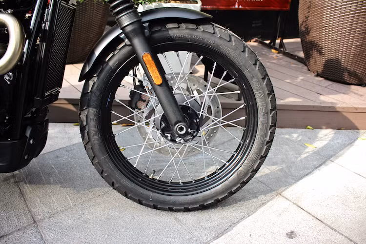 Vẫn sử dụng phuộc và phanh của Triumph Street Twin, nhưng hãng xe Triumph đã trang bị cho Street Scrambler bộ vành nan phân tán lực tốt hơn thay vì vành đúc. Đồng thời, đường kính vành trước cũng đã được nâng từ 18 lên thành 19 inch. Mang phong cách scrambler, Street Scrambler được trang bị sẵn lốp gai Metzeler Tourance với bản 100/90/19.