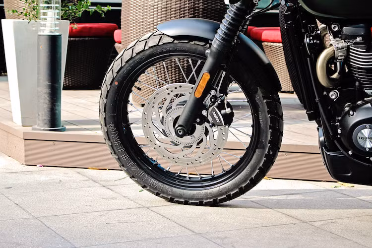 Hệ thống phanh trước của xe sử dụng heo Nissin giống Street Cup, nhưng sử dụng đĩa đúc nguyên khối (fixed) thay vì đĩa đĩa trước 2 phần (floating rotor). Phuộc trước của xe có dạng ống lồng đường kính 41 mm, hành trình nhún 120 mm và được sản xuất bởi hãng KYB (Nhật Bản).