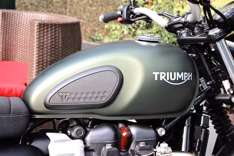 So với Street Twin, Street Scrambler có bình xăng mới với hai má cao su ốp và tem chữ Triumph nổi. Chiếc Street Scrambler đầu tiên tại Việt Nam có màu xanh lá mờ mang phong cách quân sự khá "ngầu". Phần lớn những chi tiết khác của xe được sơn màu đen mờ, khiến Street Scrambler càng trở nên mạnh mẽ hơn.