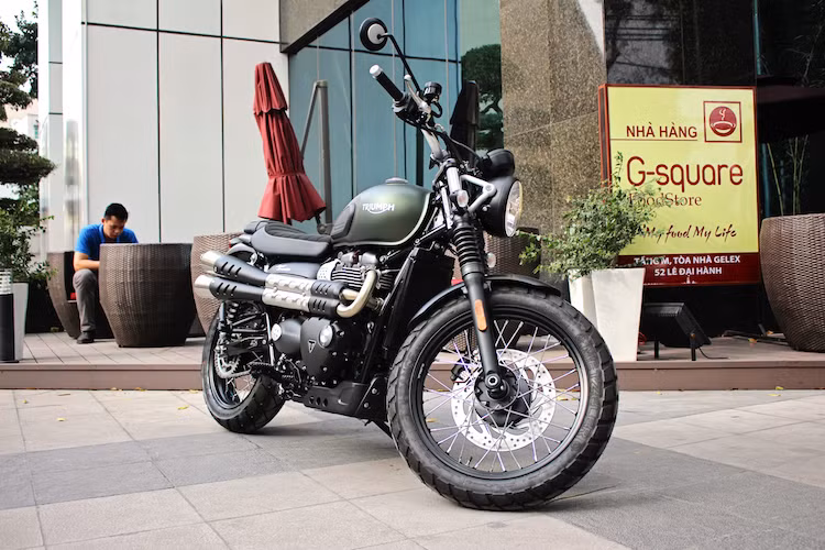 Tại Mỹ, một chiếc Triumph Street Scrambler có giá khởi điểm 10.700 USD (tương đương 243 triệu đồng). Chiếc Street Scrambler đầu tiên về Việt Nam được nhập bởi showroom Đức Quảng Ngãi tại Hà Nội được đề giá khoảng 443 triệu đồng sau khi tính các loại thuế và phí khác nhau.