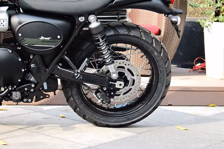 Bánh sau có đường kính 17 inch và cũng sử dụng lốp gai Metzeler Tourance như bánh trước. Tuy nhiên bản lốp ở phía sau đã được thay đổi với kích cỡ 150/70/17.Ở phía sau, Street Scrambler cũn được trang bị hệ thống phanh đĩa với heo 2 piston. Xe có chiều cao yên 790 mm và trọng lượng 198 kg.