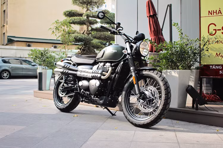 Bên cạnh Street Cup mang phong cách cafe racer. Triumph Street Scrambler là 1 trong 2 mẫu xe dựa trên dòng hoài cổ giá rẻ Street Twin, được hãng xe Triumph ra mắt hồi triển lãm EICMA 2016. Với sự xuất hiện của chiếc Street Scrambler đầu tiên tại Hà Nội, hiện nay toàn bộ dòng sản phẩm hoài cổ của Triumph đã đều có mặt tại Việt Nam.