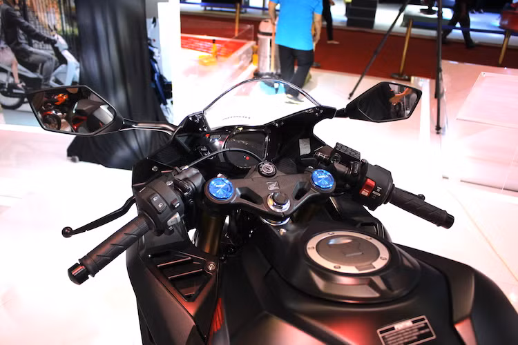 "Sinh sau đẻ muộn" so với các đối thủ, CBR250RR cũng cung cấp nhiều tính năng vượt trội hơn hẳn. Chiếc xe sở hữu bướm ga điện tử (ride-by-wire) khiến Honda có thể tích hợp cho CBR250RR hệ thống lái 3 chế độ như những mẫu xe phân khối lớn cấp cao hơn. Bảng đồng hồ của xe khá lạ mắt với nền đen chữ trắng và có cả tính năng bấm giờ đo thời gian hoàn thành một vòng đua.