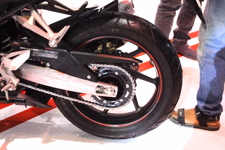 Tương tự những mẫu sportbike Honda khác, CBR250RR cũng sở hữu hệ thống phuộc sau Pro-Link với gắp nhôm và có thể điều chỉnh 5 cấp độ. Giống như các đối thủ, bánh sau của CBR250RR cũng sở hữu lốp kích thước 140/70/17. Hệ thống phanh sau là dạng đĩa đơn và cũng có ABS.