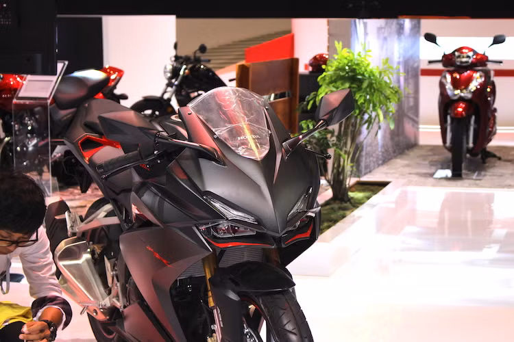 Trước đây, Honda cũng đã từng sản xuất CBR250RR với động cơ 4 xi-lanh trong 10 năm (1986-1996). Ở lần trở lại này, CBR250RR thế hệ mới là một chiếc xe khác biệt hoàn toàn với "tiền bối". Đúng như những dự đoán trước đó, xe sở hữu thiết kế cực kỳ thể thao và sắc nhọn, có thể nói là gần như không có sự thay đổi nào so với phiên bản concept cách đây gần 1 năm.