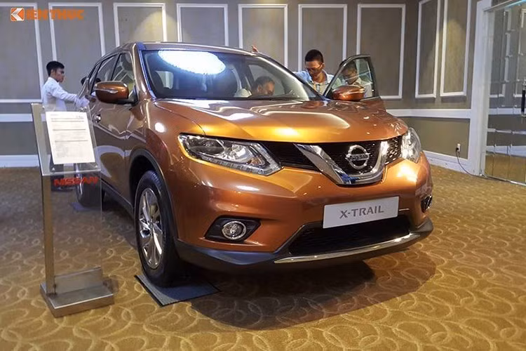 Sau khi giảm giá, phiên bản X-trail 2.0L một cầu chỉ còn có giá 933 triệu đồng. Bản X-trail 2.0SL một cầu có giá 999 triệu đồng và phiên bản X-trail 2.5L hai cầu cao nhất có giá 1,113 tỷ đồng.