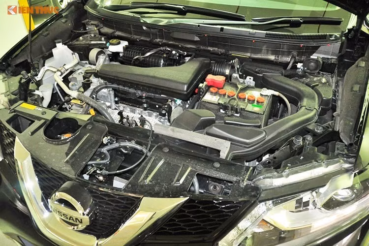 Được bán với nhiều phiên bản động cơ khác nhau tuy nhiên tại thị trường Việt Nam, Nissan X-Trail chỉ có các phiên bản máy xăng 2.0l và 2.5l. Ở phiên bản 2.0l, X-Trail mới có công suất tối đa lên tới 144 mã lực và mô-men xoắn cực đại 200 Nm. Theo Nissan, động cơ này có công suất và mô-men xoắn lớn hơn phiên bản tương tự của thế hệ trước, nhưng chỉ tiêu thụ 8,2 lít xăng/100 km - ít hơn 3,5%.