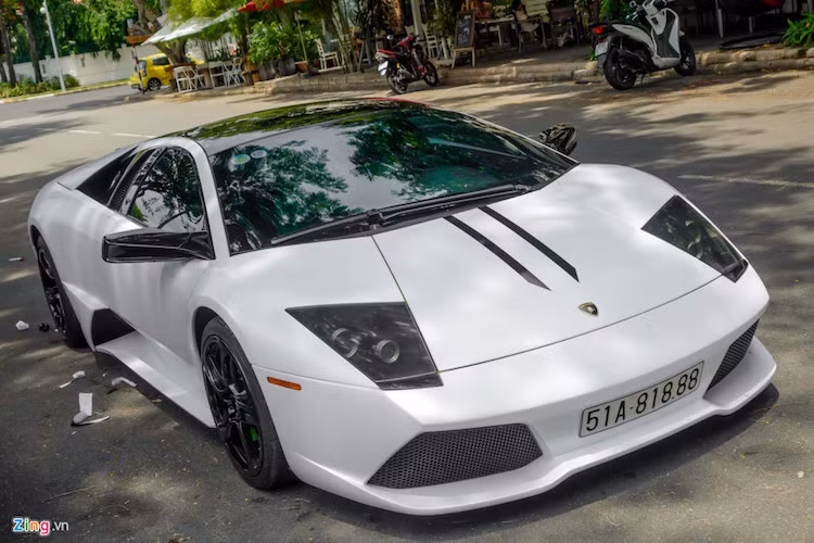 Đây là chiếc Lamborghini Mucielago LP640 màu xanh cốm duy nhất Việt Nam nhưng đã đổi thành màu trắng bằng cách dán decal. Sau khi được dán lại, xe mang phong cách của chiếc Gallardo Performante với hai sọc đen trên nắp ca-pô.