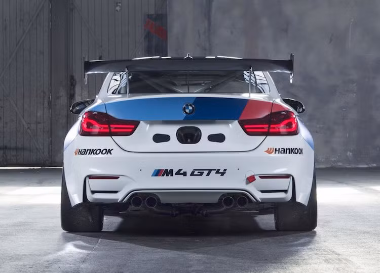 Để giảm trọng lượng, chiếc xe cũng đã được BMW thay hệ thống xả mới và các chi tiết như mui, nắp ca-pô, cửa bằng sợi carbon. Hệ thống treo trên M4 GT4 cũng được nâng cấp với bộ giảm xóc Ohlins với lò xo điều chỉnh được, cùng với các thanh ổn định cứng cáp hơn theo tiêu chuẩn xe đua.