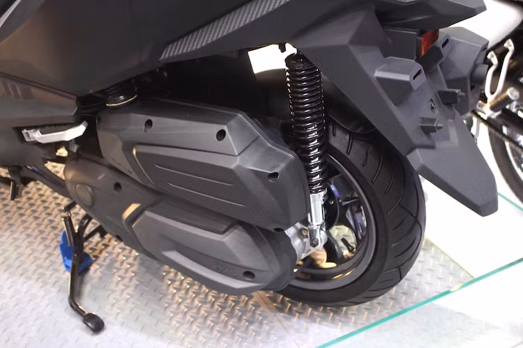 Thay vì động cơ 500 cc như MAXSYM, CruiSYM 300i sở hữu cỗ máy 1 xi-lanh 4 van làm mát bằng chất lỏng, có phun nhiên liệu điện tử và dung tích thức 278,3 cc. Sức mạnh của động cơ được truyền tới bánh sau qua hộp số vô cấp CVT, tuy nhiên hiện tại SYM chưa công bố công suất của CruiSYM 300i.