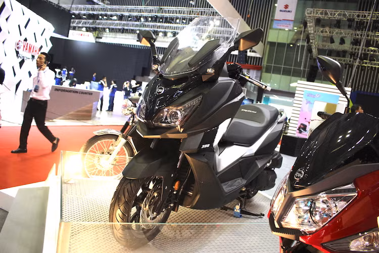 Được ra mắt lần đầu tại triển lãm Intermot vào tháng 10/2016 tại Đức, Mẫu xe môtô SYM CruiSYM 300i được thiết kế với mục đích sử dụng trong phố và chạy đường dài trên cao tốc. Mẫu xe này vừa "đặt chân" tới Đông Nam Á, cụ thể hơn là Malaysia cách đây không lâu và đã có mặt tại khu trưng bày của SYM tại triển lãm xe máy Việt Nam 2017.