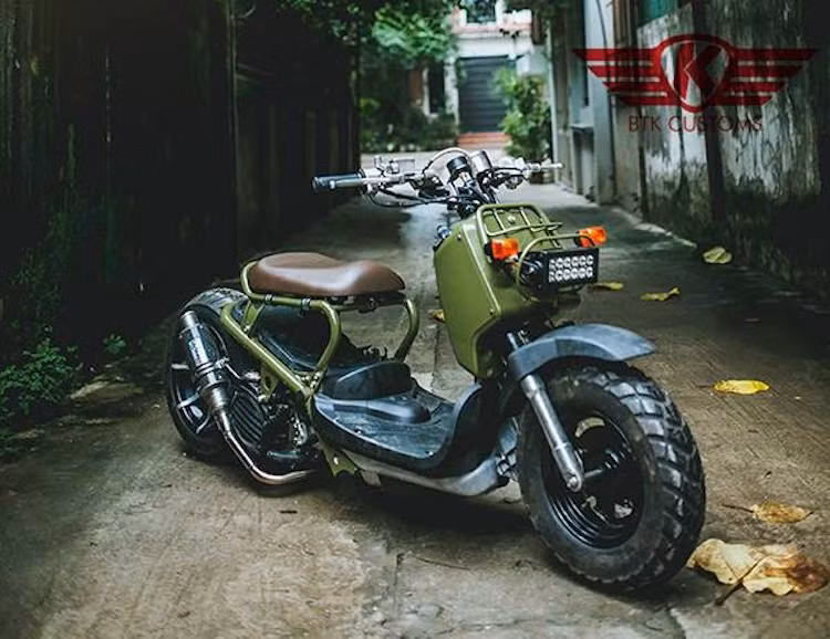 Theo phong cách độ Bagrider thường được dân chơi Mỹ ưa chuộng, xưởng độ Minibike Trung Khánh tại Hà Nội đã tìm cách độ phuộc sau của chiếc xe tay ga Honda Zoomer với khả năng nâng hạ gầm độc đáo.