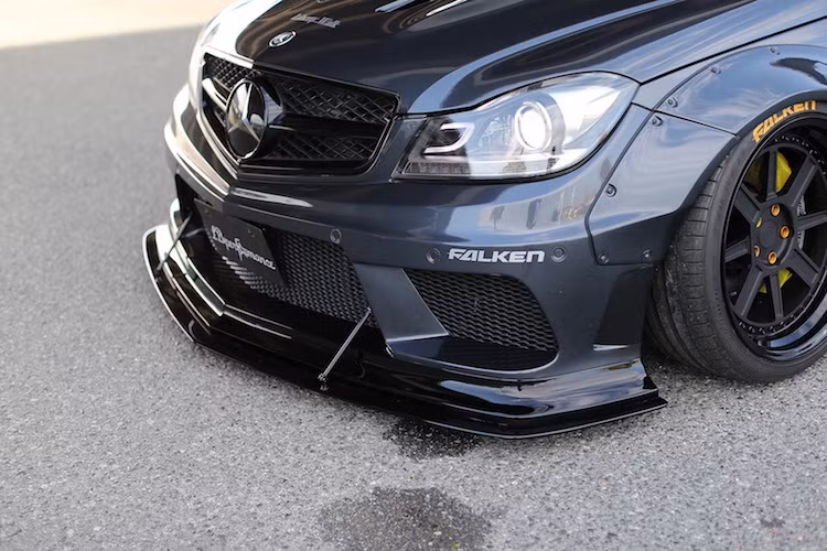 Khác với các gói độ dành cho những dòng xe khác, Liberty Walk đã thay đổi hoàn toàn cản trước của chiếc xe với thiết kế riêng của hãng, nổi bật bởi các khe hút gió lớn hơn hẳn so với cản "zin" trên C63 AMG. Ngoài ra, hãng độ này cũng không quên bổ sung các cánh gió bằng sợi carbon bên dưới cản và nắp ca-pô có thêm khe tản nhiệt.
