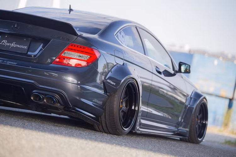 Ở bên dưới nắp ca-pô, khối động cơ 6.2l V8 nạp khí tự nhiên của C63 AMG không có sự thay đổi. Động cơ này có công suất tối đa đạt 451 mã lực và mô-men xoắn cực đại 600 Nm, giúp chiếc xe chỉ mất 3,7 giây để tăng tốc từ 0-100 km/h và tốc độ tối đa giới hạn điện tử ở 250 km/h.