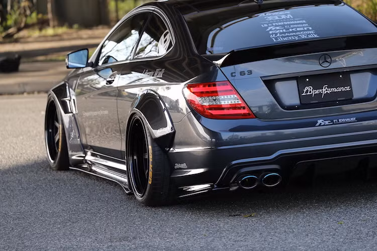 Để "lấp đầy" những vòm bánh rộng, Liberty Walk đã sử dụng bộ mâm 3SDM 8 cây bản lớn. Nhờ có hệ thống treo khí của Airrex, chiếc C63 AMG càng giống xe đua hơn với khả năng hạ gầm sát đất. Ở phía sau, chiếc xe cũng được trang bị một số chi tiết khí động học mới như cản sau và cánh đuôi dạng nẹp trên nắp khoang hành lý.