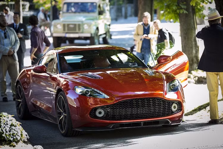 Hơn 50 năm qua, hãng siêu xe sang Aston Martin, Anh Quốc đã nhiều lần kết hợp cùng studio thiết kế nổi tiếng nước Ý Zagato để tạo ra những series xe "hàng thửa" Aston Martin Zagato. Chúng đều có điểm chung là dựa trên cơ sở các dòng xe thương mại của Aston Martin, nhưng sở hữu kiểu dáng "chấp bút" bởi Zagato và có số lượng sản xuất cực ít ỏi.