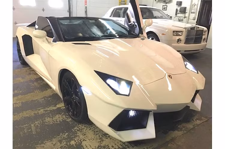 Với mức giá khởi điểm lên tới 400.000 USD chưa kể thuế tại Mỹ, việc sở hữu siêu xe Lamborghini Aventador Roadster là một ước mơ "ngoài tầm với" của đa số mọi người. Tuy nhiên, có không ít những người mê xe đã tìm cách "hiện thực hóa" giấc mơ này bằng cách chế lại những dòng xe bình thường để chúng có kiểu dáng của Aventador Roadster.