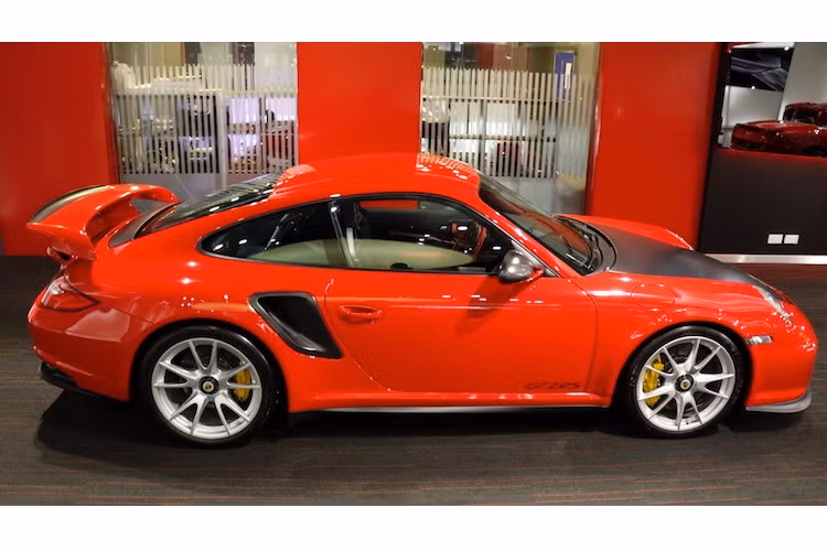 Có tên gọi nội bộ trong Porsche là 727, dự án 911 GT2 RS được đặt tên theo thời gian hoàn thành một vòng đường đua "huyền thoại" Nurburgring ở Đức của chiếc Nissan GT-R R35 đang nắm giữ kỷ lục vào lúc đó. Con số 7 phút 27 giây là điều mà Porsche muốn "đánh bại" khi quyết định phát triển 911 GT2.