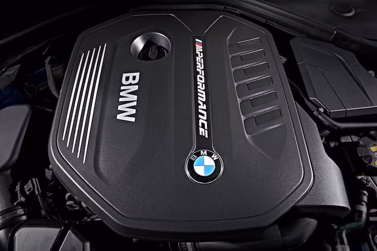 Về động cơ, 1 Series 2018 vẫn sử dụng tổng cộng 5 loại động cơ khác nhau. Trong đó, các phiên bản xăng thấp nhất 116 và 118i có máy 1.5l 3 xi-lanh tăng áp TwinPower với công suất lần lượt 107 mã lực/180 Nm và 134 mã lực/220 Nm. Tiếp theo, động cơ 2.0l 4 xi-lanh Twin Power Turbo sẽ xuất hiện trên 120i (181 mã lực/270 Nm) và 125i (221 mã lực/310 Nm).