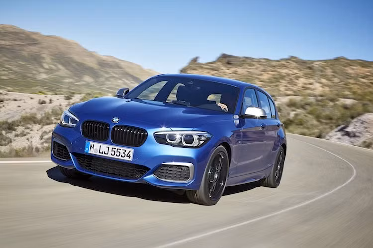 Phiên bản thể thao nhất M140i được trang bị động cơ 6 xi-lanh thẳng hàng tăng áp kép 3.0l 335 mã lực/500 Nm. Các lựa chọn động cơ diesel bao gồm 1.5l 3 xi-lanh tăng áp 114 mã lực trên bản 116d và 2.0l 4 xi-lanh tăng áp, đạt 148 mã lực trên bản 118d và 187 mã lực trên bản 120d.