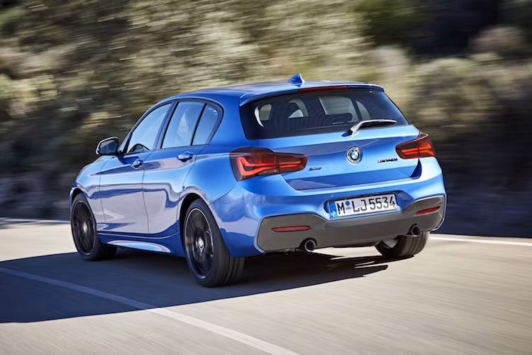 Hiện tại, BMW chưa công bố giá bán 1 Series 2018 cũng như ngày ra mắt của sản phẩm này. Tuy nhiên nhiều khả năng giá xe sẽ gần như không có sự thay đổi so với phiên bản hiện tại.