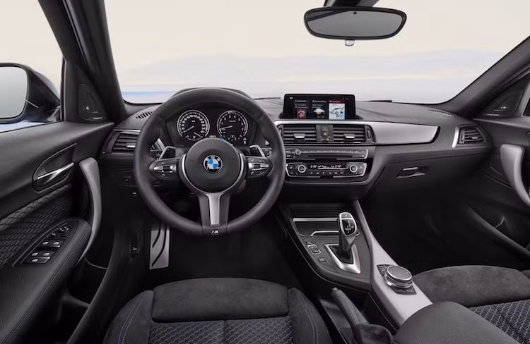 Ở bên trong nội thất, 1 Series 2018 cũng có các thay đổi tương tự như 2 Series: khe gió điều hòa và nắp hộp đồ mới, nút chỉnh cửa kính mạ chrome, khay đựng cốc có nắp trượt, viền nội thất mạ chrome và bảng điều khiển trung tâm thay đổi nhẹ. hãng xe BMW cũng không quên đưa ra các tùy chọn vật liệu và màu sắc bọc nội thất mới.