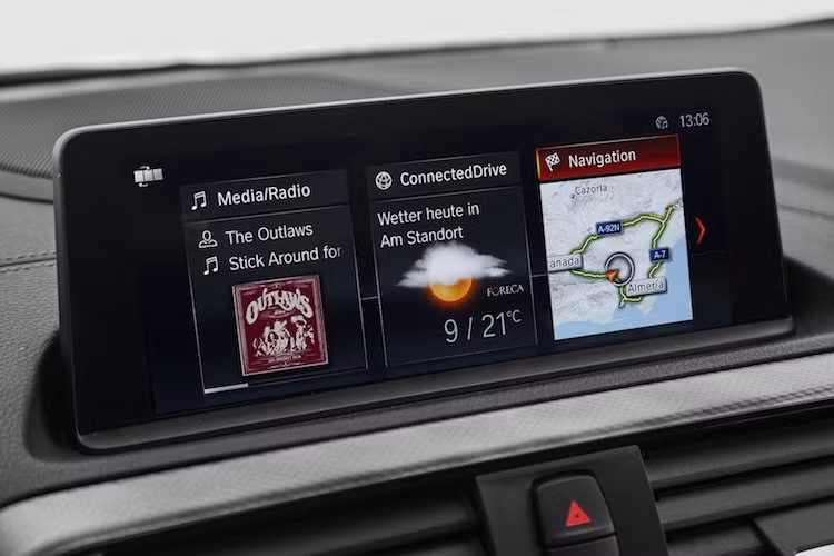 Nâng cấp "đáng tiền" nhất của 1 Series 2018 là hệ thống thông tin giải trí iDrive thế hệ mới nhất, với màn hình cảm hứng 8,8 inch với những chiếc xe có tùy chọn tính năng định vị Navigation Professional. Ngoài ra, xe còn có thêm bộ sạc điện thoại không dây và tùy chọn bộ phát Wifi hỗ trợ tối đa tới 10 thiết bị cùng kết nối một lúc.