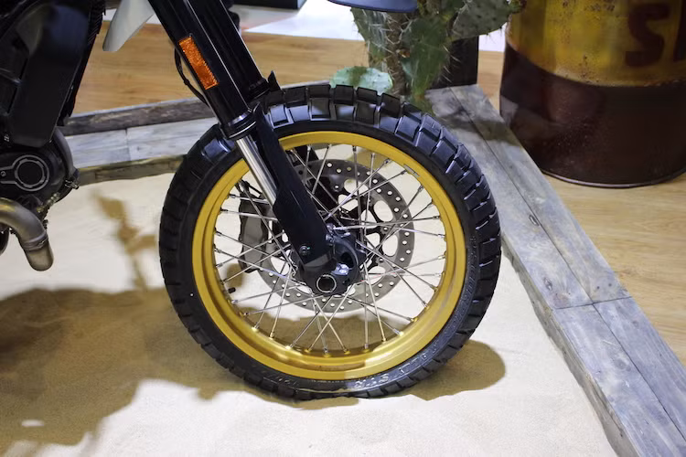 Trên phiên bản này, phuộc trước của xe đã được nâng cấp lên loại KYB với đường kính lên tới 46 mm và khoảng hành trình dài, giúp Scrambler Desert Sled có thể dễ dàng vượt qua các địa hình khó hay chịu được những cú nhảy. Hệ thống phanh của xe được giữ nguyên, tuy nhiên vành nan phía trước đã được nâng đường kính lên 19 inch và sử dụng lốp 120/70/19.