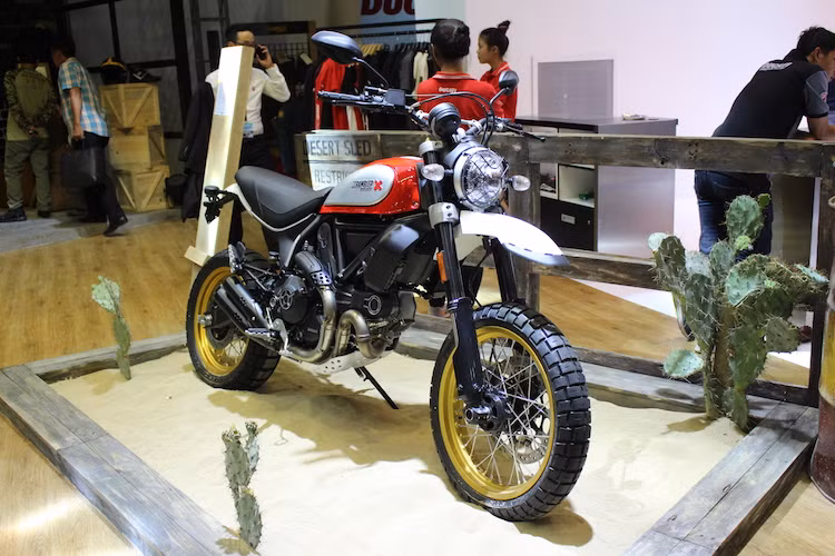 Không ngừng mở rộng dòng xe hoài cổ Scrambler, Ducati vừa công bố thêm phiên bản Desert Sled mới, với khả năng địa hình cao nhất dòng Scrambler tại triển lãm EICMA 2016, bên cạnh bản Scrambler Cafe Racer. Tại triển lãm xe máy Việt Nam 2017, cả Ducati Scrambler Desert Sled lẫn Cafe Racer đều đã được ra mắt và có giá bán chính thức ở thị trường Việt.