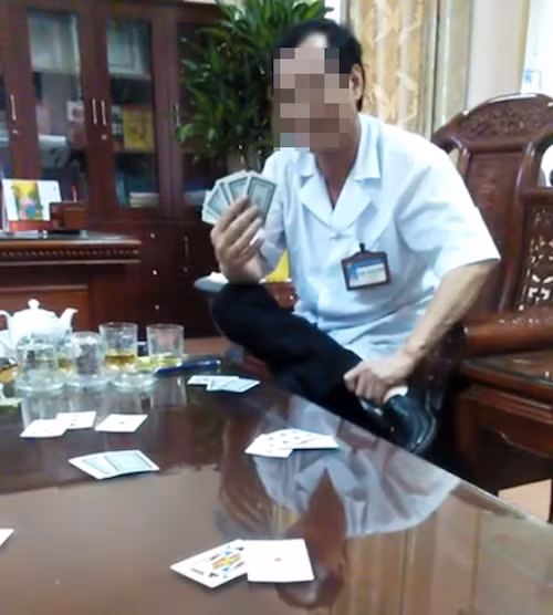 Giam doc Benh vien o Ninh Binh danh bac tai phong lam viec-Hinh-2