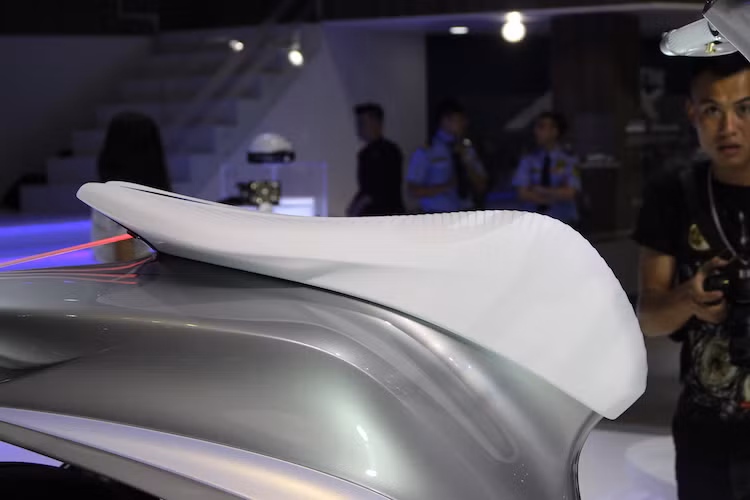 Bộ yên trên xe có thiết kế vuốt cao dần về phía đuôi, khá giống với chiếc Vespa 946 của Piaggio. Bề mặt yên của mẫu xe tay ga Glorious cũng có những đường gân nổi tương tự như sàn để chân của chiếc xe.