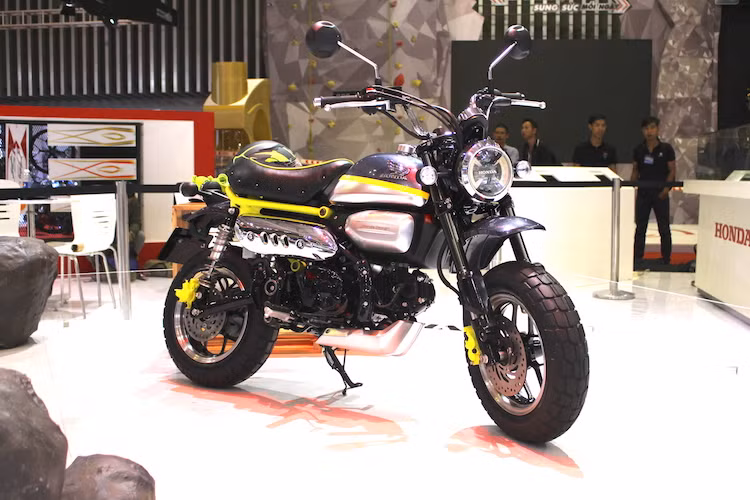 Năm 1967, mẫu "xe khỉ" tí hon Honda Monkey đã lần đầu tiên được bán ra thị trường. Vừa qua tại Nhật Bản, Honda đã "khai tử" dòng Monkey Z50A sau 50 năm sản xuất. Tuy nhiên, những người đam mê dòng xe minibike của Honda có thể sẽ không buồn lâu khi sắp tới, phiên bản Honda Monkey 125 thế hệ mới sẽ được Honda tung ra thị trường.