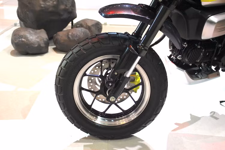 Mang "hơi hướng" scrambler, Monkey 125 Concept có phuộc USD hành trình lớn và chắn bùn trước đặt cao. Vành xe có dạng 5 cánh chữ Y như MSX125, nhưng được hoàn thiện 2 tông màu đen bóng/nhôm phay bóng ấn tượng hơn. Lốp trước là loại lốp gai Maxxis Tortuga với bản khá lớn 120/80/12.
