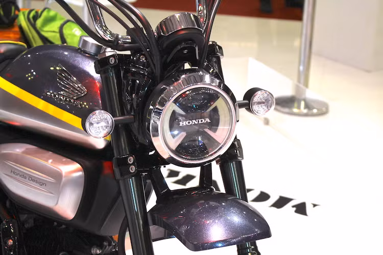 Dựa trên cơ sở dòng minibike MSX125 hiện tại, Monkey 125 Concept có thể coi như một phiên bản "hiện đại hóa" của chiếc Monkey 50 tuổi. Chiếc xe vẫn mang kiểu dáng đã trở thành "biểu tượng" của Monkey, nhưng đồng thời có nhiều chi tiết được "hiện đại hóa". Một trong những ví dụ rõ nét nhất là cụm đèn pha trước chóa tròn cổ điển, nhưng sử dụng công nghệ chiếu sáng LED hiện đại.