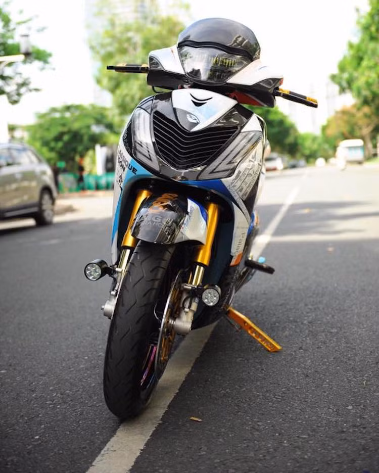 Vốn đã là một dòng xe rất được ưa chuộng, chiếc Honda SH150 thuộc thế hệ thứ 5 đã được một biker Sài Gòn độ "hết bài" với những đồ chơi "hàng khủng" của môtô phân khối lớn.