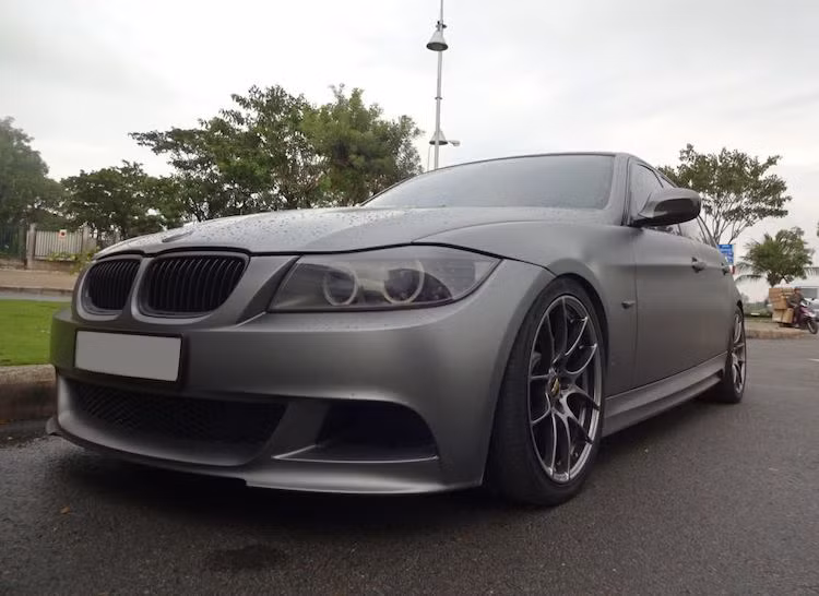 Với kiểu dáng thể thao và nguồn "đồ chơi" dồi dào từ các hãng tên tuổi, mẫu xe sang BMW 3 Series từ lâu đã được khá nhiều người chơi xe tại Việt Nam ưa chuộng để độ. Đặc biệt, thế hệ thứ 5 của dòng BMW 3 Series đời cũ với tên mã E90, được sản xuất từ 2005-2013 hiện đã có giá xe cũ giảm đi nhiều, khiến nhiều người yêu xe cân nhắc mua về để "cá nhân hóa" theo sở thích của bản thân.