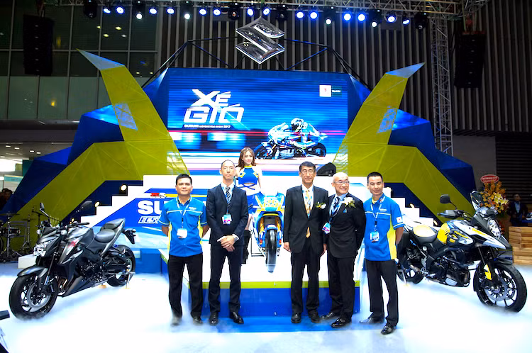 Tại thị trường Việt Nam, từ lâu hãng xe máy Suzuki đã nổi danh bởi các dòng xe côn tay và thể thao. Những dân chơi xe tới giờ vẫn chưa thể quên được các "huyền thoại" Su "Xì po", FX125, GN125... Chính vì vậy, lần thứ 2 tham gia triển lãm xe máy Việt Nam (VMCS), Suzuki sẽ đem tới 10 mẫu xe khác nhau, phần lớn là những chiếc xe côn tay và trưng bày chúng trong không gian với chủ đề "Xé gió".