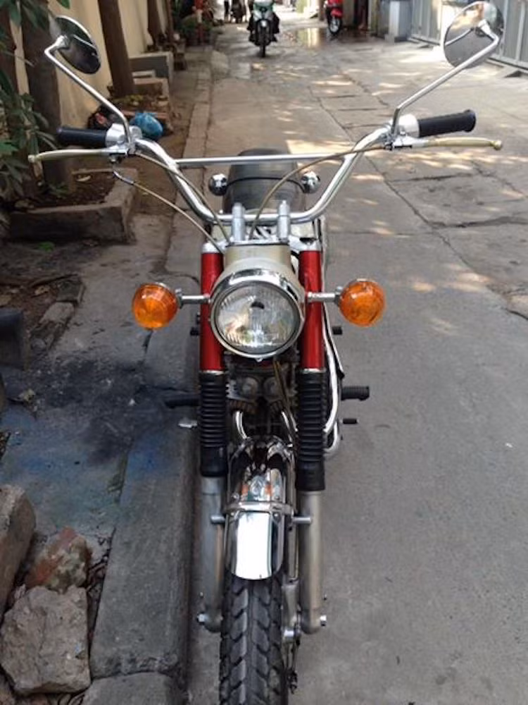 Được sản xuất từ năm 1967 tới 1974, Honda CL125 vẫn có cấu hình khá tương đương với các "đàn anh" lớn hơn. Chiếc xe cũng sử dụng phuộc ống lồng ở phía trước và phuộc lò xo kép ở phía sau. Đường kính 2 bánh của xe là 18 inch, với lốp trước cỡ 2,75 inch và lốp sau 3 inch.