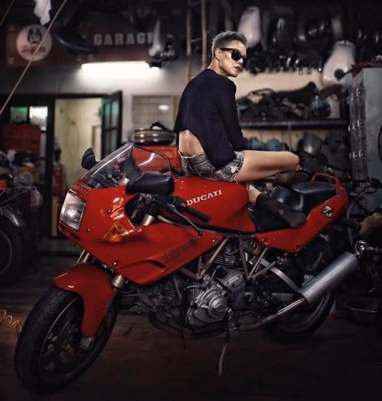Cung cấp sức mạnh cho Supersport 900 là khối động cơ L-Twin Desmodromic 2 van/xi-lanh, góc xi-lanh 90 độ, hành trình piston 68 mm và đường kính trái 92 mm. Động cơ này được phát triển dựa trên dòng máy của chiếc Ducati Pantah được sản xuất từ năm 1980 tới 1986.