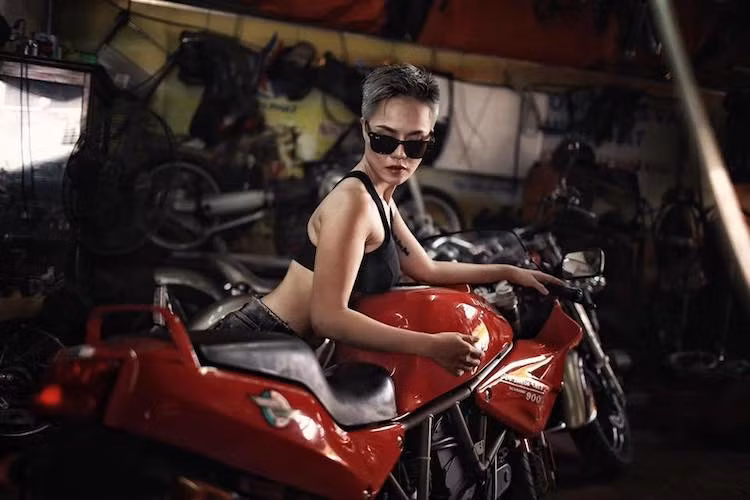 Tên gọi Supersport ban đầu vốn có lịch sử từ năm 1972, khi được đặt cho mẫu xe đua tại giải Imola 200. Do cấu trúc động cơ 750 cc L-Twin Desmodromic được thiết kế bởi kỹ sư Fabio Taglioni vẫn còn đang được Ducati sử dụng trên tất cả các dòng xe hiện nay, có thể nói Supersport 750 năm 1972 chính là "ông tổ" của những chiếc Ducati hiện đại.
