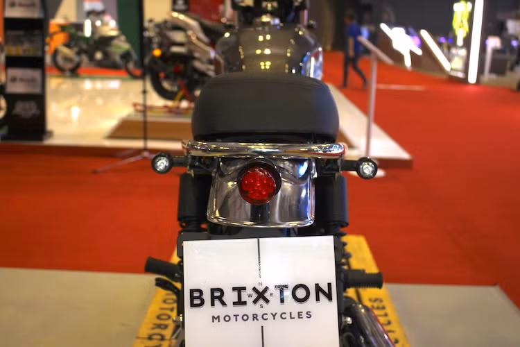 Bộ yên của Brixton BX125 Classic có thiết kế dài đủ chỗ cho 2 người ngồi, với bề mặt yên có các vân ngang theo kiểu yên "bánh mì" thường được những người độ xe phong cách hoài cổ ưa chuộng. Cụm đèn hậu của xe cũng sử dụng công nghệ LED.