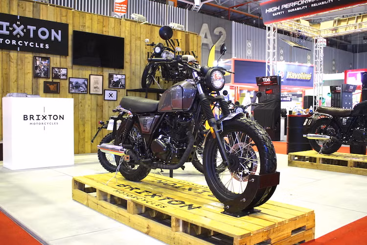 BX125 Classic là dòng xe cơ bản của Brixton với kiểu dáng naked bike cổ điển. Từ dòng xe này, hãng sẽ "biến hóa" một số chi tiết để tạo thành phiên bản cafe racer (BX125R) và scrambler (BX125X). Ngoài ran, Brixton còn có dòng BX150 với thiết kế và các phiên bản y hệt BX125, nhưng được trang bị động cơ dung tích lớn hơn.